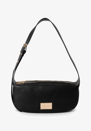 Schwarze Leder-Crossbody-Tasche mit einer glatten Textur, goldfarbener Hardware und einem Logo-Schild. Verfügt über einen Reißverschluss und einen verstellbaren Tragegurt.