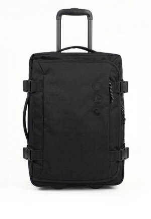 Valigia da viaggio nera con ruote, manico estensibile, maniglie laterali e superiori e tre toppe decorative circolari sul davanti.