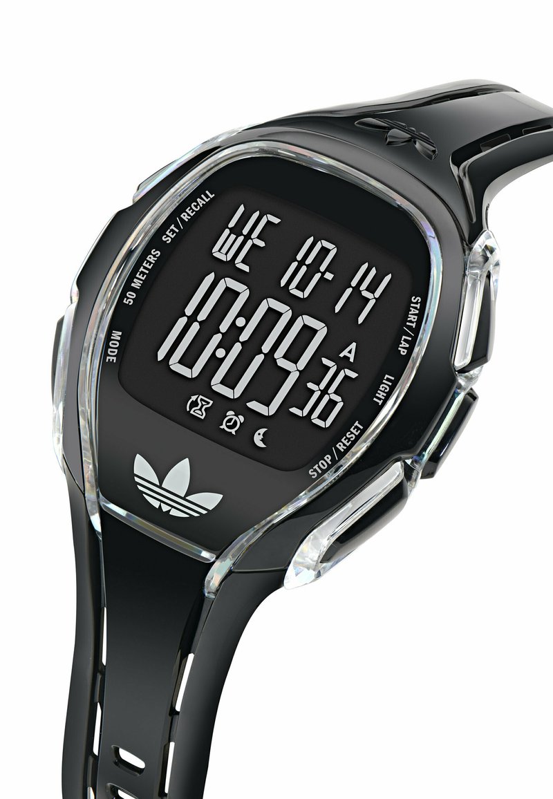 Digitale Uhr mit schwarzem Gummiband, transparenten Akzenten, großem numerischem Display und weißem Adidas-Logo. Verfügt über Tasten für Modi und Einstellungen.