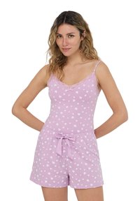 Set da notte rosa che presenta un top senza maniche con bordi in pizzo e motivi a cuori bianchi, e pantaloni corti coordinati con cintura regolabile.