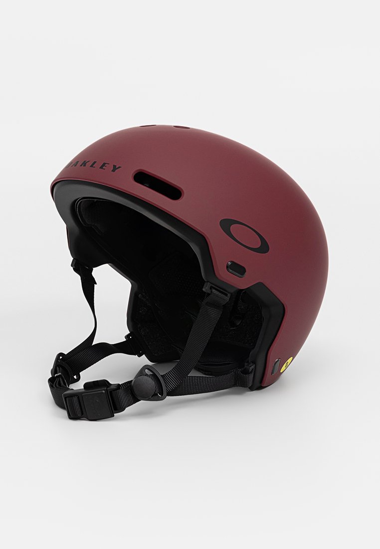 Casco sportivo color mogano con imbottitura nera, cinturino nero regolabile e fessure di ventilazione.