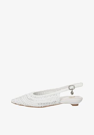Scarpa piatta slingback in pelle intrecciata bianca con punta affusolata, tacco basso e charm a forma di fibbia argentata sul cinturino alla caviglia.