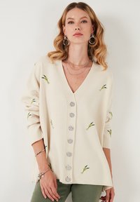 LELA Kardiganas - cream