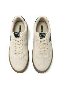 Zapatillas beige con acentos verdes, diseño de cordones, suela de goma, parte superior de cuero texturizado y logo impreso en la lengüeta.
