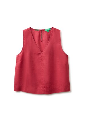 Haut sans manches en lin rouge avec col en V et fermeture boutonnée au dos, présenté sur fond blanc uni.