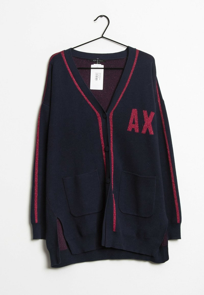 Námořnický svetr s červenými akcenty, výstřihem do V, zapínáním na knoflíky a dvěma předními kapsami. Na přední straně má třpytivé logo "AX".