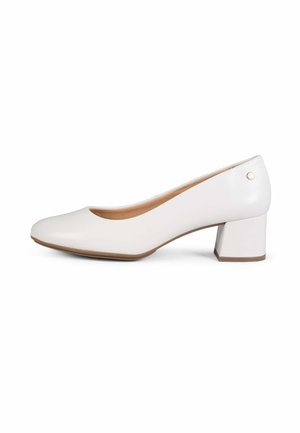 Zapato de salón blanco para mujer con tacón bajo, puntera redondeada, parte superior de cuero liso, tacón de bloque y pequeño adorno de metal decorativo cerca del tacón.