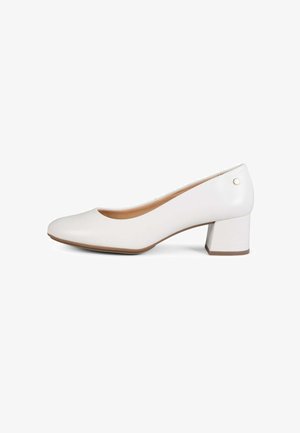 Zapato de salón blanco para mujer con tacón bajo, puntera redondeada, parte superior de cuero liso, tacón de bloque y pequeño adorno de metal decorativo cerca del tacón.