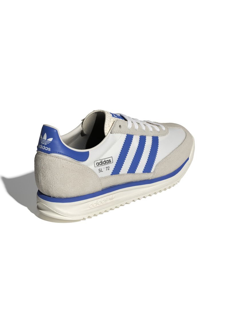 Sneakers Adidas SL '72 w kolorze białym z niebieskimi akcentami, z zamszowym wykończeniem, trzema kontrastującymi paskami i teksturowaną podeszwą.