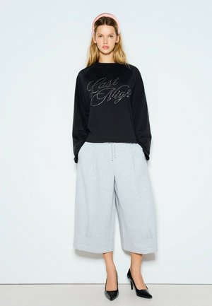 Bershka, LONG SLEEVE RAGLAN T-SHIRT WITH RHINESTONES - T-shirt à manches longues - black