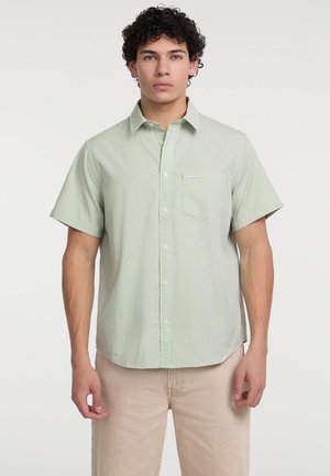 Korte mouw shirt met een groen-wit geruit patroon, gemaakt van lichtgewicht stof, met een kraag en een borstzak.