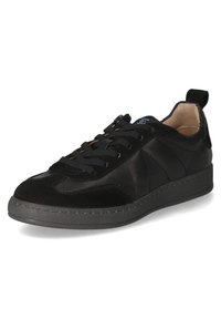 Schwarzer Sneaker mit einer glatten Leder- und Wildlederoberfläche, runder Zehenform, Schnürung an der Vorderseite und einer strukturierten grauen Gummisohle.