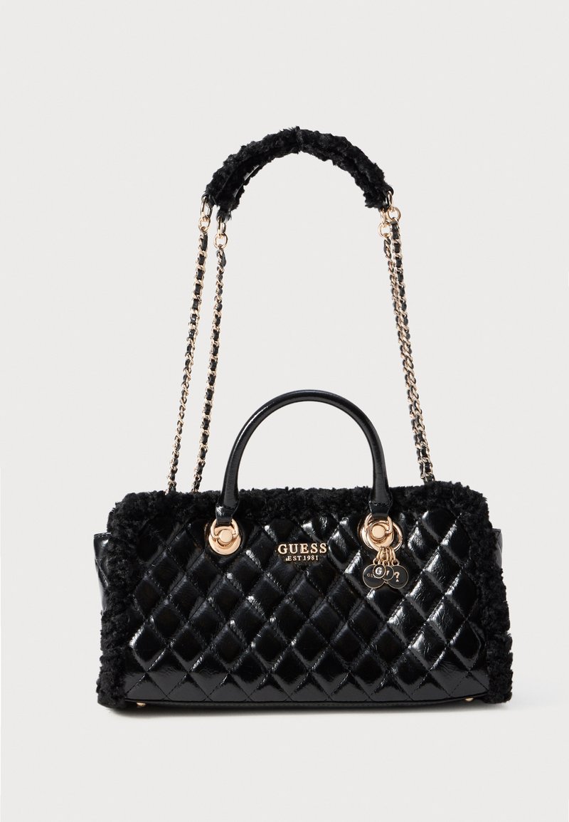 Borsa a tracolla in ecopelle trapuntata nera con dettagli in pelliccia, doppi manici e una tracolla a catena. Presenta finiture in metallo dorato e il logo del brand.