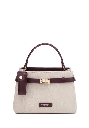 Beige stoffen handtas met donker bordeauxrood leren handvat, bandje, klein tasje en goudkleurige sluiting, voorzien van het label "DIANA&CO FIRENZE."