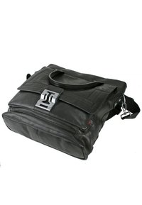 Černá kožená taška obdélníkového tvaru, s přední klopou, kovovým zapínáním a ramenním popruhem. Má texturovaný povrch a několik přihrádek.