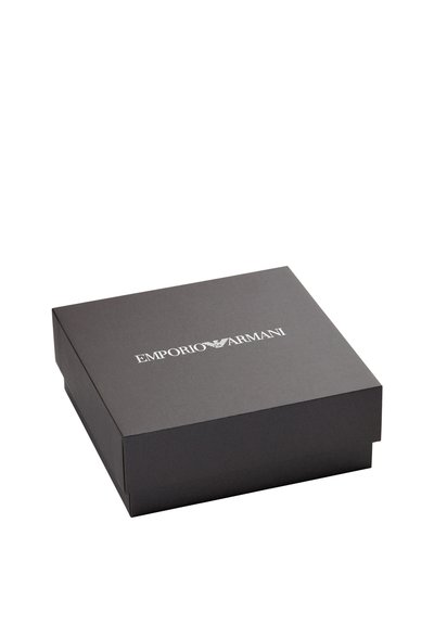 Boîte en carton noir à fini lisse, avec le texte "EMPORIO ARMANI" en blanc, centré sur la face supérieure.