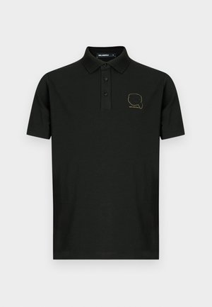 Juodas trumpomis rankovėmis polo marškinėlis su trimis sagomis ir mažu auksinės spalvos kontūru nupieštu veido atvaizdu, dėvinčiu akinukus nuo saulės, kairėje krūtinės pusėje.