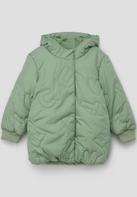 Veste verte matelassée avec capuche, ornée de lettres et de formes discrètes cousues, de poignets élastiques et d'un ourlet froncé pour un ajustement confortable.