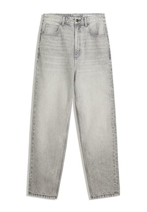 Lys grå højtaljede jeans med lige ben-design, der har en knaplukning, frontlommer og en falmet tekstur.