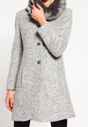 Grå texturerad kappa med en fuskpälskrage, tre knappar och sidofickor, skräddarsydd passform och mjukt tyg.
