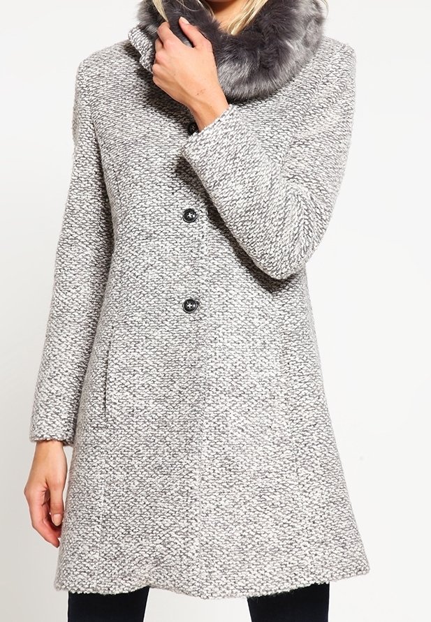 Grijze getextureerde jas met een nepbont kraag, voorzien van drie knopen en zijzakken, getailleerde pasvorm en zacht materiaal.