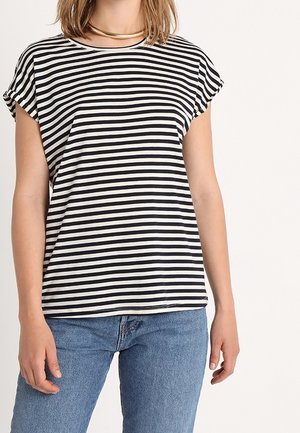 Wit en marineblauw gestreepte T-shirt met korte gerolde mouwen, ronde halslijn, losse pasvorm, gedragen met blauwe jeans. Soepele katoenstof structuur.