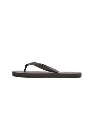 Ein einzelner schwarzer Flip-Flop mit strukturierter Sohle und Y-förmigem Riemen auf weißem Hintergrund, seitlich dargestellt.