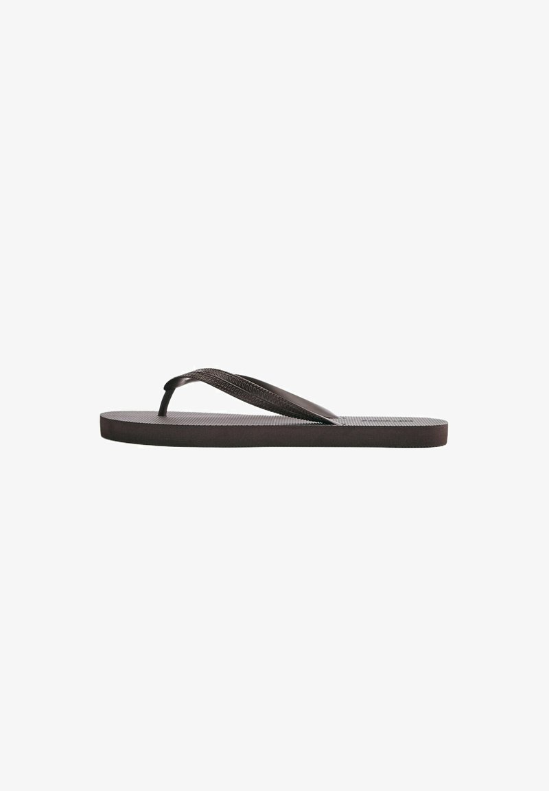 Une sandale tong noire unique avec une semelle texturée et une bride en forme de Y sur fond blanc, vue de profil.