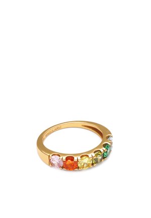 Gouden ring met zeven ronde edelstenen in roze, oranje, geel, groen en blauwe tinten gezet langs de band.