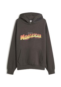 Temna siva kapuca s puloverjem z napisom "MADAGASKAR" v poudarjenem, gradientnem oranžnem in rumenem besedilu, s sprednjim žepom in rebrastimi manšetami.