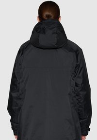 Czarna, lekka kurtka z kapturem, o gładkiej fakturze, luźnym kroju i subtelnymi detalami szwów na plecach.