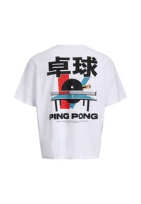 Maglietta bianca con una grafica che rappresenta una racchetta da ping pong, una pallina, un tavolo, una rete e caratteri giapponesi sopra la scritta "PING PONG" sulla schiena.
