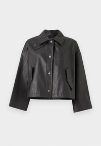Veste noire cropped en cuir texturé avec un col pointu, fermeture à pression à l'avant et poches latérales. Dotée d'accents en métal doré.