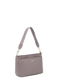 Borsa a mano in pelle grigia con finitura testurizzata, una tracolla removibile con logo e un vano con zip. Accenti in hardware dorato.