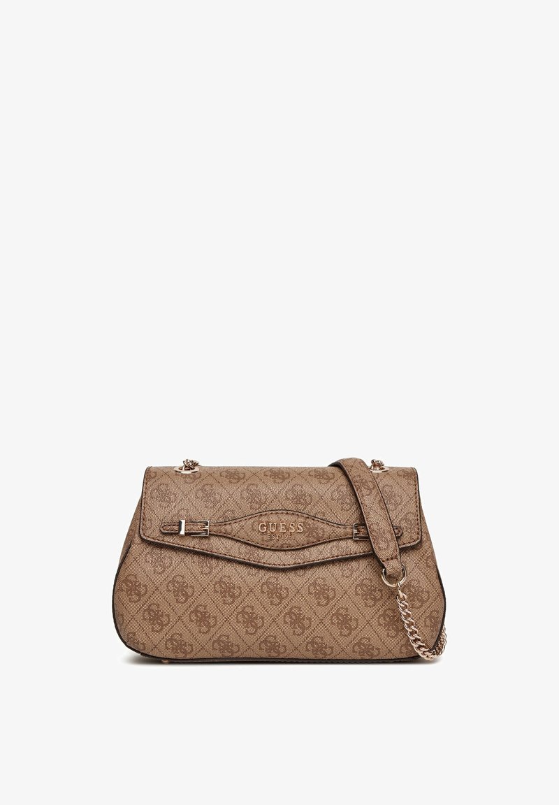 Borsa a tracolla marrone a fantasia con patta, hardware in metallo, tracolla a catena e logo impresso. Materiale sintetico testurizzato. Forma rettangolare.