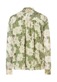 Chemise à manches longues à fleurs, base verte avec des fleurs roses et crème, tissu léger, poignets à boutons, détail plissé dans le dos, coupe décontractée.