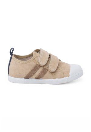 Beige stoffen schoen met twee klittenbandsluitingen, witte rubberen neuskap en contrasterende donkerblauwe hakaccent. Voorzien van gestikte details en een duurzame zool.