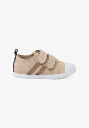 Chaussure en tissu beige avec deux bandes Velcro, embout en caoutchouc blanc et accent de talon bleu foncé contrastant. Présente des détails cousus et une semelle durable.