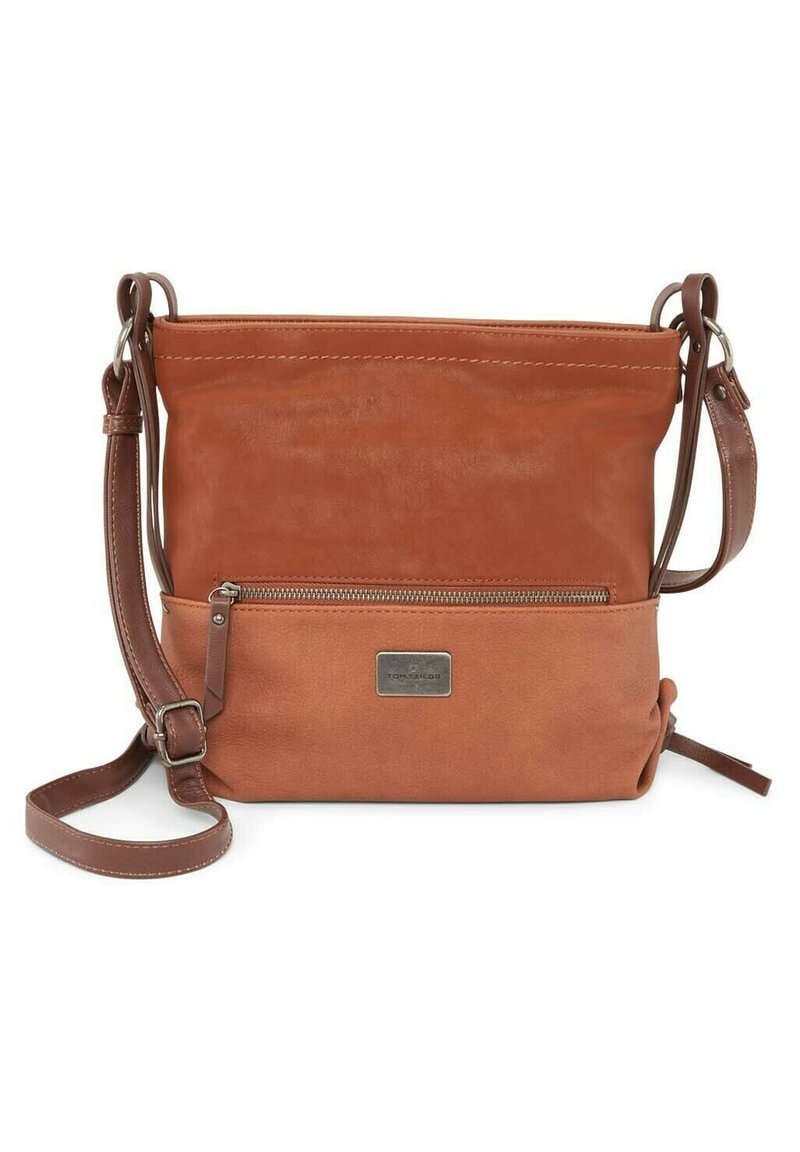 Bolso cruzado de cuero marrón con textura suave, bolsillo frontal con cremallera, correa ajustable y acento de logo metálico.