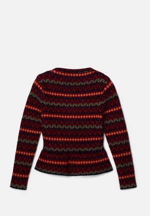 Svetr s dlouhým rukávem a peplum střihem v červeném, černém a krémovém geometrickém vzoru. Vyroben z měkké tkaniny, s kulatým výstřihem a přiléhavým střihem.