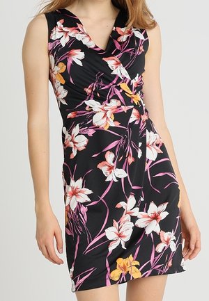 Ærmeløs sort kjole med pink, hvid og gul blomsterprint, med V-udskæring og samlet taljedetalje.