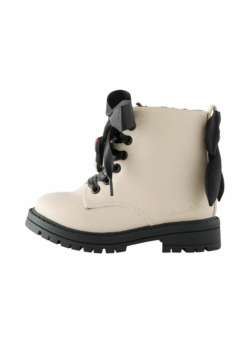 Beige Leder Stiefelette mit schwarzer Schnürung, runder Spitze, strukturiertem Äußeren und dekorativem Schleifenakzent hinten; robuste Sohle.