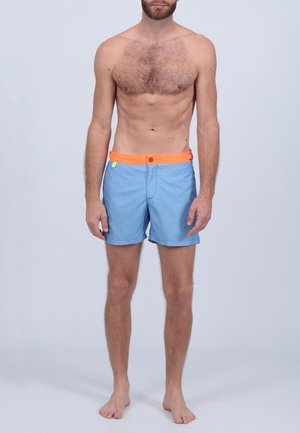 Shorts de bain bleus avec un motif géométrique, une taille orange et une fermeture à bouton. Fabriqués en tissu léger, adaptés aux activités nautiques.