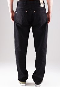 Schwarze Denim-Jeans mit geradem Bein. Ausgestattet mit Kupferrivets, zwei Gesäßtaschen und einem Markenetikett am Bund.