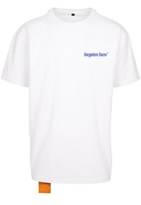 Weißes Baumwoll-T-Shirt mit rundem Halsausschnitt und kurzen Ärmeln, versehen mit blauer Schrift "vergessene Gesichter" auf der Vorderseite und einem orangefarbenen Etikett am Saum.