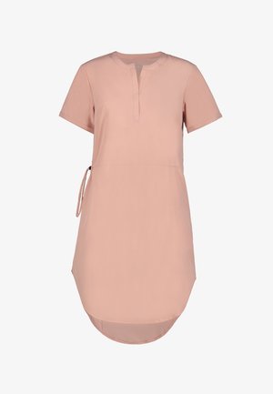 Korte mouwen, blush roze jurk met een kraagloze halslijn, zijsluiting voor aanpassing en een licht gebogen zoom. Glad textuur van de stof.