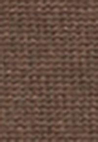 Gros plan sur un tissu tricoté marron montrant un motif de points texturés avec des rangées horizontales.