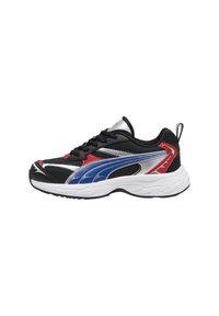 Zwarte sportchoenen met een combinatie van mesh en synthetische materialen, voorzien van rode, blauwe en zilveren accenten, een lichtgewicht zool en getextureerde panelen.