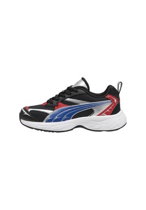 Baskets de sport noires en matériaux synthétiques et en maille, avec des accents rouges, bleus et argentés, semelle légère et panneaux texturés.