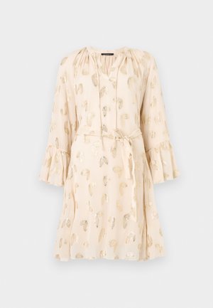 Vestido color crema con manchas abstractas metálicas doradas, mangas largas campana, escote fruncido, cinturón en la cintura y largo hasta la rodilla.